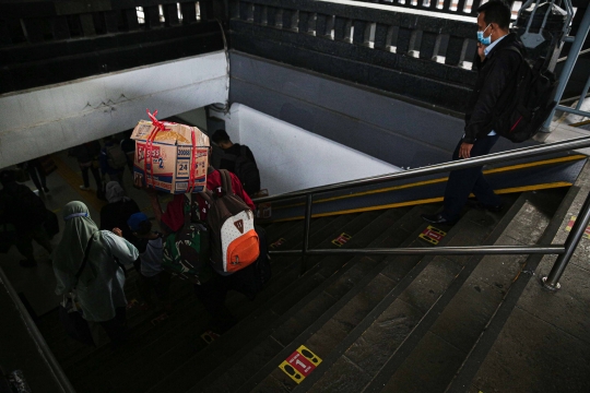 Arus Balik Libur Tahun Baru di Stasiun Senen