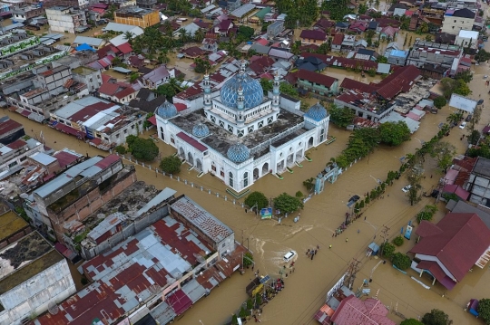 Penampakan Banjir Parah Melanda Kota Lhoksukon di Aceh Utara