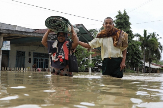 Penampakan Banjir Parah Melanda Kota Lhoksukon di Aceh Utara