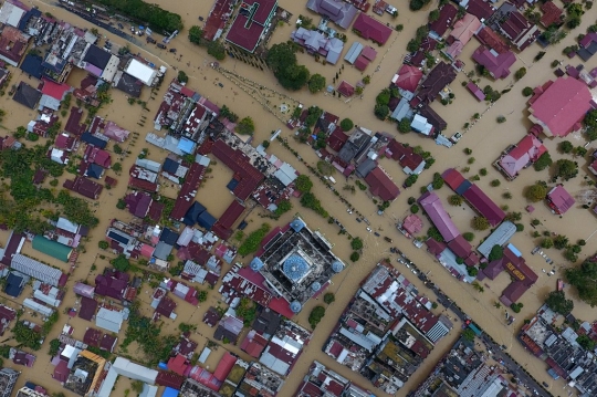 Penampakan Banjir Parah Melanda Kota Lhoksukon di Aceh Utara