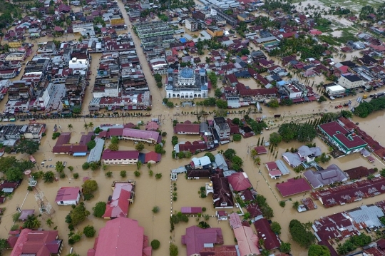 Penampakan Banjir Parah Melanda Kota Lhoksukon di Aceh Utara