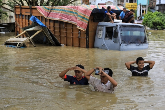 Penampakan Banjir Parah Melanda Kota Lhoksukon di Aceh Utara