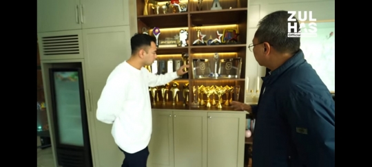 Zulkifli Hasan Lakukan House Tour Rumah Raffi Ahmad, Diajak Lihat Koleksi Piala