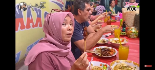 Ussy Sulistiawaty Ajak Mertua Makan Sop Kambing Pinggir Jalan, Dipuji Netizen