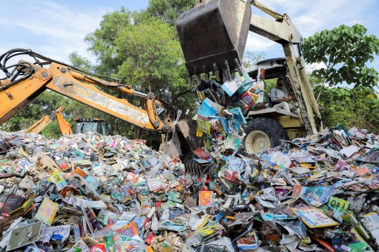 Penampakan Jutaan Buku Rusak Akibat Banjir Malaysia