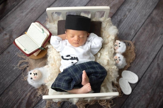 Potret Baby Zhafi Anak Ketiga Fairuz Jalani Foto New Born, Ekspresinya Bikin Gemas