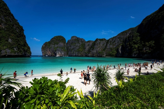 Pantai Maya Bay di Thailand Kembali Diserbu Turis