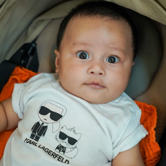 Potret Terbaru Kenzo Anak Baim Wong Tersenyum, Ekspresinya Bikin Gemas Bak Boneka