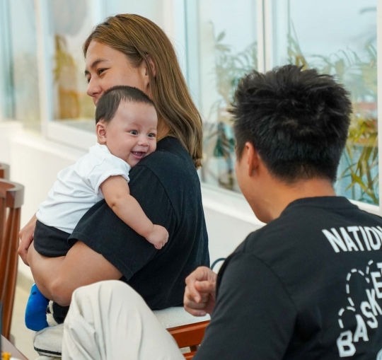 Potret Terbaru Kenzo Anak Baim Wong Tersenyum, Ekspresinya Bikin Gemas Bak Boneka