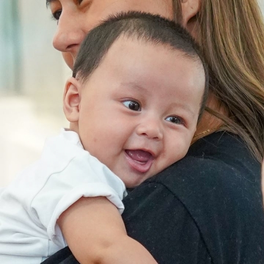 Potret Terbaru Kenzo Anak Baim Wong Tersenyum, Ekspresinya Bikin Gemas Bak Boneka