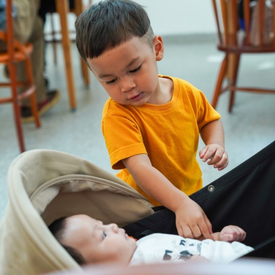 Potret Terbaru Kenzo Anak Baim Wong Tersenyum, Ekspresinya Bikin Gemas Bak Boneka