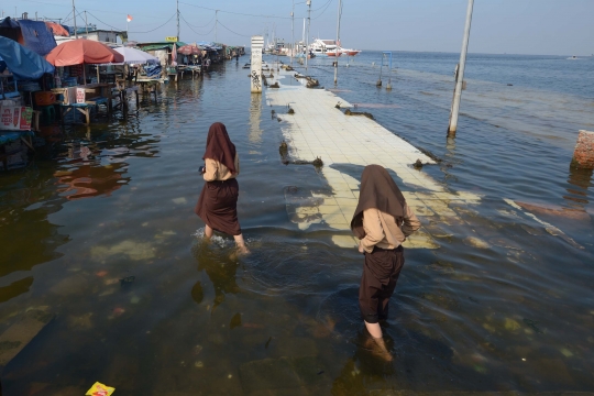 Kondisi Pelabuhan Kali Adem di Muara Angke yang Terendam Banjir Rob