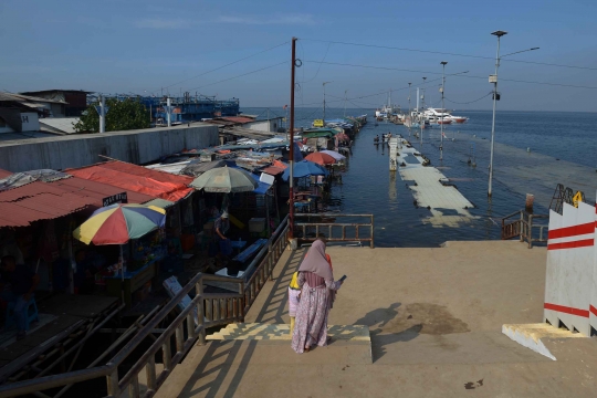 Kondisi Pelabuhan Kali Adem di Muara Angke yang Terendam Banjir Rob