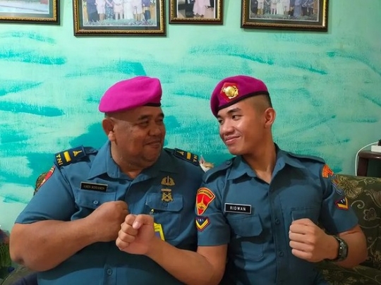 Potret Ayah & Anak Sama-Sama Marinir TNI AL: Komandanku Adalah Bapakku