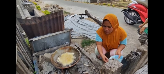 Zinidin Zidan 'Buih Permadani' Kini Sukses, Sang Ibu Tetap Jual Gorengan Depan Rumah