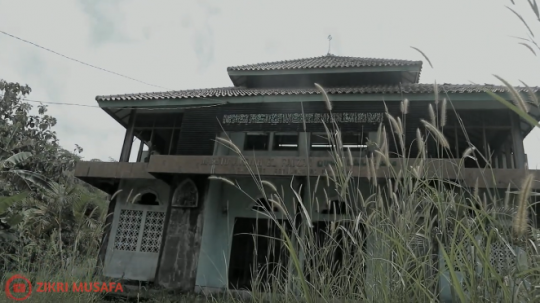 Jauh Dengan Pemukiman Warga, Masjid Mewah Ini Terbengkalai Selama 2 Tahun