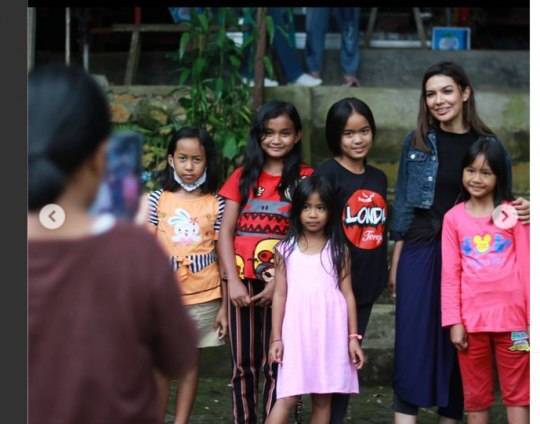 Intip Najwa Shihab Jalan-jalan di Kuburan Goa Toraja, Foto di Depan Kepala Tengkorak