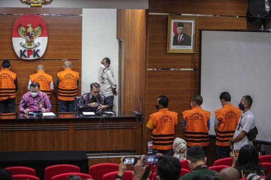 Wajah-Wajah Tersangka OTT Wali Kota Bekasi