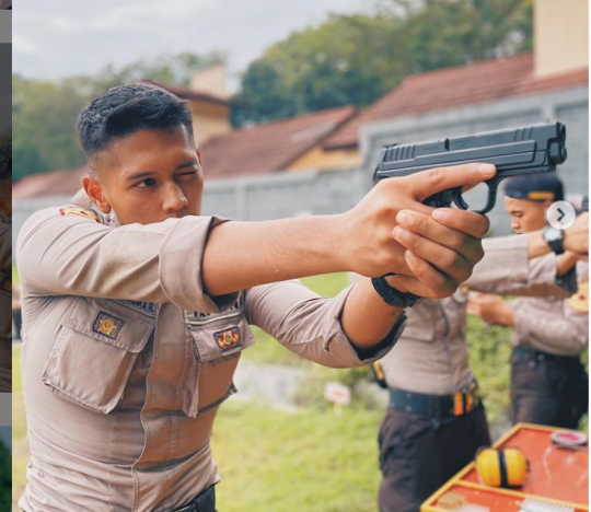 Potret Terbaru Taruna Akpol Ganteng Cucu Eks Kapolri,Gagah Abis Saat Latihan Menembak