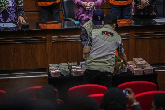 Barang Bukti Uang Rp5,7 Miliar yang Diterima Wali Kota Bekasi