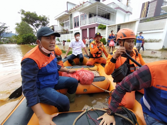 BRI Peduli Salurkan Bantuan Tanggap Darurat Bencana Banjir Abepura Jayapura