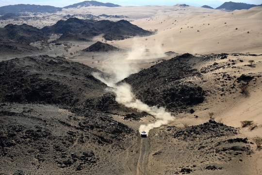 Aksi Pembalap Reli Dakar Taklukkan Ganasnya Gurun Arab Saudi