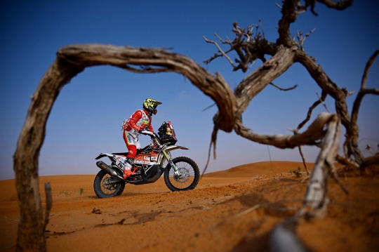 Aksi Pembalap Reli Dakar Taklukkan Ganasnya Gurun Arab Saudi