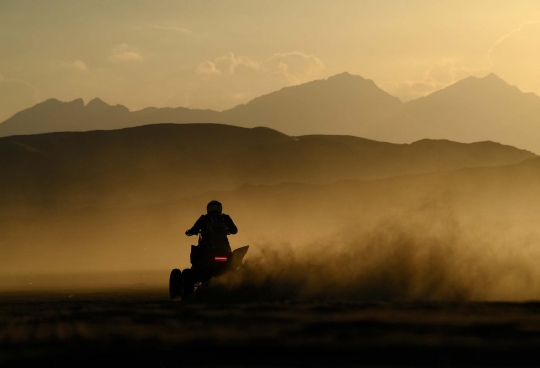 Aksi Pembalap Reli Dakar Taklukkan Ganasnya Gurun Arab Saudi