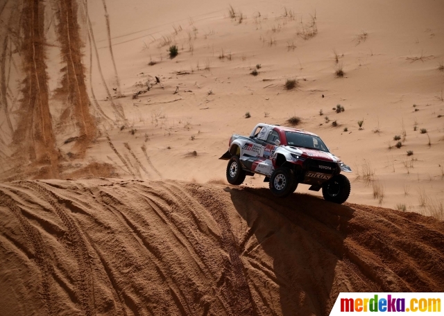 Aksi pembalap melewati trek menanjak selama menyelesaikan etape 3 Reli Dakar 2022 antara wilayah al-Artawiya dan al-Qaysumah di Arab Saudi, pada 4 Januari 2022.