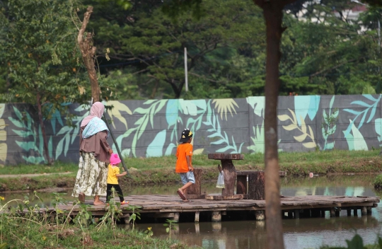 Bermain Sambil Mengenal Satwa di Taman Jalur Hijau Kosambi