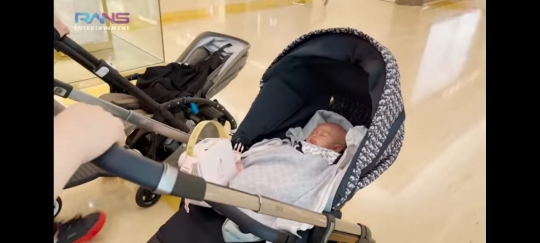 Nagita Slavina Ajak Rayyanza Jalan-jalan ke Mal Pakai Stroller Dior, Seru Banget