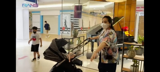Nagita Slavina Ajak Rayyanza Jalan-jalan ke Mal Pakai Stroller Dior, Seru Banget