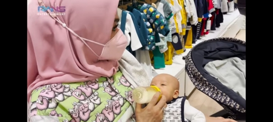 Nagita Slavina Ajak Rayyanza Jalan-jalan ke Mal Pakai Stroller Dior, Seru Banget