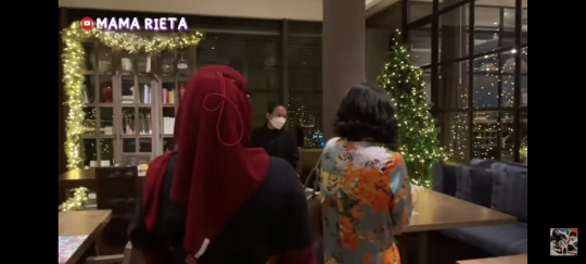 Potret Mama Rieta Hangout Bareng Desiree Tarigan, Belanja Sampai Makan Bareng