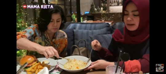Potret Mama Rieta Hangout Bareng Desiree Tarigan, Belanja Sampai Makan Bareng