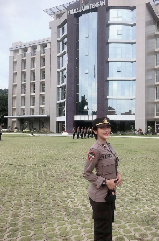Cewek Ini Dulu Pernah Dihina Jelek, Tak Disangka Kini jadi Polwan Cantik dan Imut