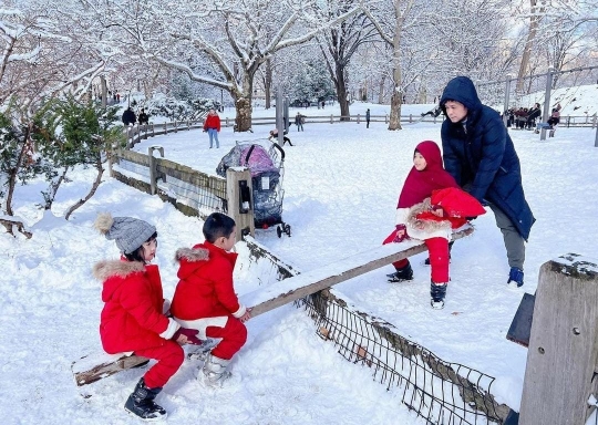 5 Potret Oki Setiana Dewi Bareng Keluarga Liburan di New York, Seru Main Salju