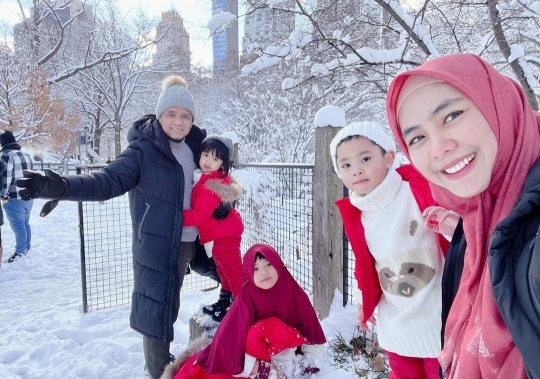 5 Potret Oki Setiana Dewi Bareng Keluarga Liburan di New York, Seru Main Salju