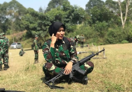 Sering Ditanya Mana Suaminya, TNI Wanita Ini Langsung Pamerkan Sosoknya Mematikan
