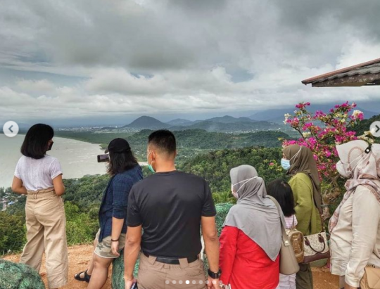 Potret Liburan Perwira Baret Merah Berprestasi sama Keluarga, Pemandangannya Indah