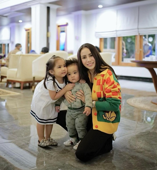7 Potret Terbaru Momo Geisha Bersama Kedua Anaknya, Ekspresinya Lucu dan Bikin Gemas