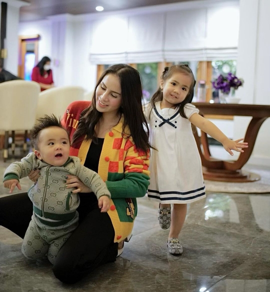 7 Potret Terbaru Momo Geisha Bersama Kedua Anaknya, Ekspresinya Lucu dan Bikin Gemas
