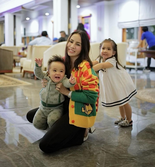 7 Potret Terbaru Momo Geisha Bersama Kedua Anaknya, Ekspresinya Lucu dan Bikin Gemas