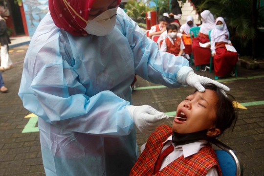 Siswa SD di Tangerang Jalani Tes PCR Covid-19