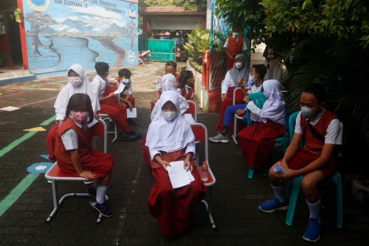 Siswa SD di Tangerang Jalani Tes PCR Covid-19