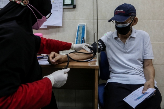 Lansia Terima Vaksinasi Booster Covid-19 di Puskesmas Cilandak