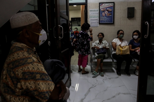 Lansia Terima Vaksinasi Booster Covid-19 di Puskesmas Cilandak