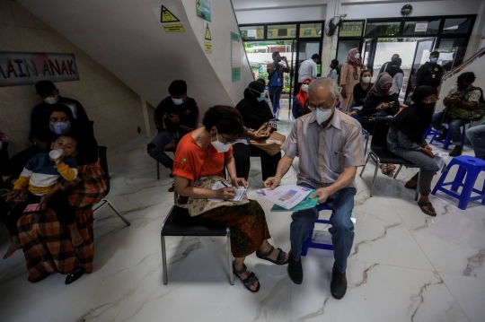 Lansia Terima Vaksinasi Booster Covid-19 di Puskesmas Cilandak