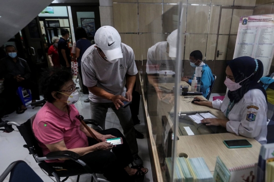 Lansia Terima Vaksinasi Booster Covid-19 di Puskesmas Cilandak