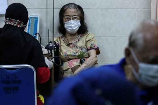 Lansia Terima Vaksinasi Booster Covid-19 di Puskesmas Cilandak
